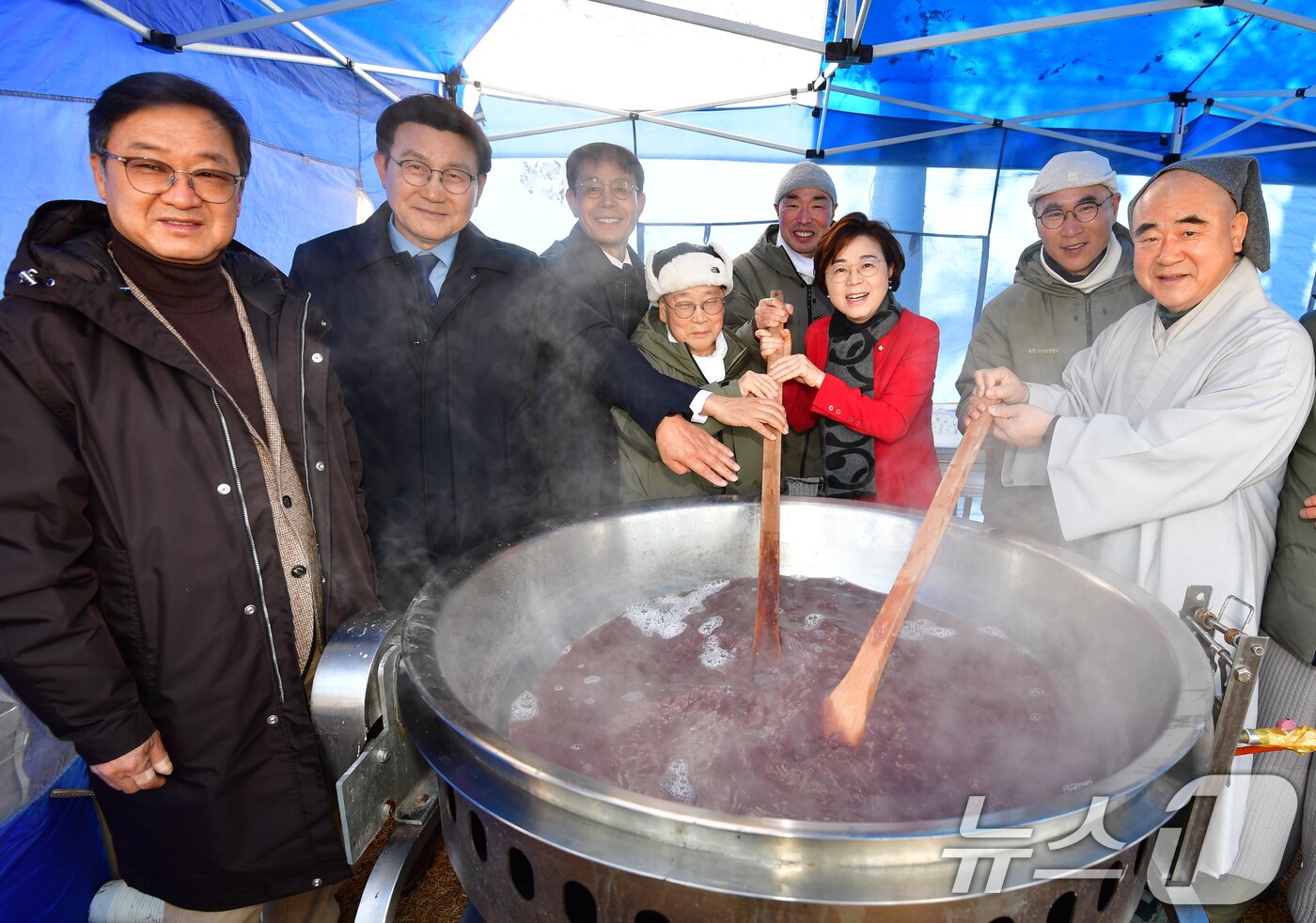 본문 이미지 - 경북 포항불교사암연합회 회장인 덕화 문수사 주지 스님과 조계종 총무부장 등 내빈들이 13일 경북 포항시 남구 대잠동 철길 숲에서 열린 &#39;사랑의 동지 팥죽 나눔&#39; 행사에서 팥죽을 쑤고 있다. 2025.12.13/뉴스1 ⓒ News1 최창호 기자