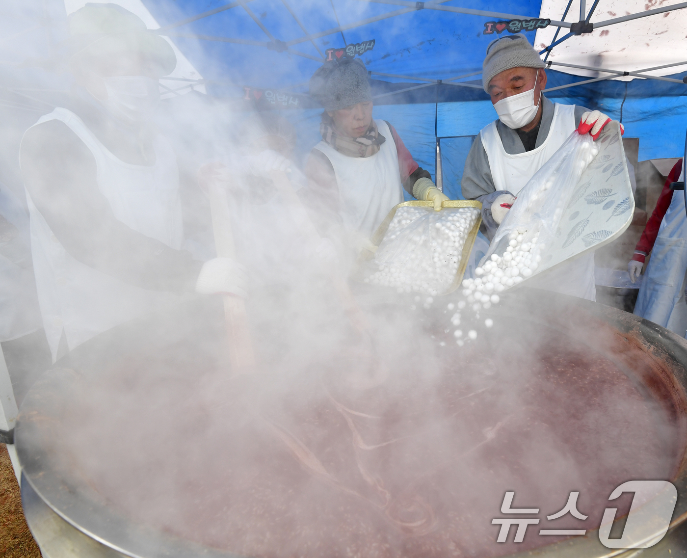 (포항=뉴스1) 최창호 기자 = 13일 경북 포항시불교사암연합회 회원들이 남구 대잠동 철길 숲에서 열린 '사랑의 팥죽 나눔' 행사에서 팥죽을 쑤고 있다. 2025.12.13/뉴스1 …