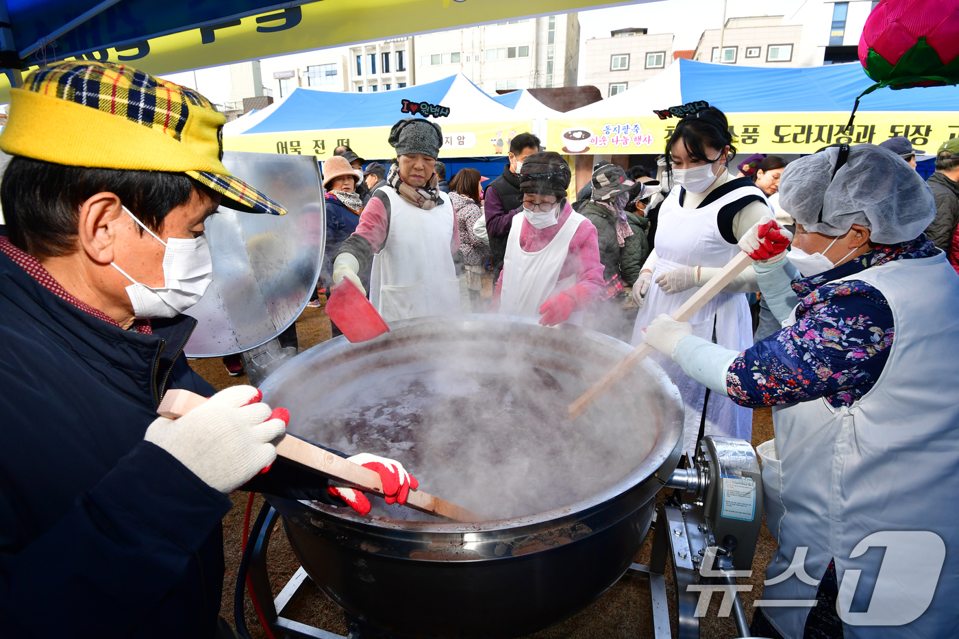 (포항=뉴스1) 최창호 기자 = 13일 경북 포항시불교사암연합회 회원들이 남구 대잠동 철길 숲에서 열린 '사랑의 팥죽 나눔' 행사에서 팥죽을 쑤고 있다. 2025.12.13/뉴스1 …