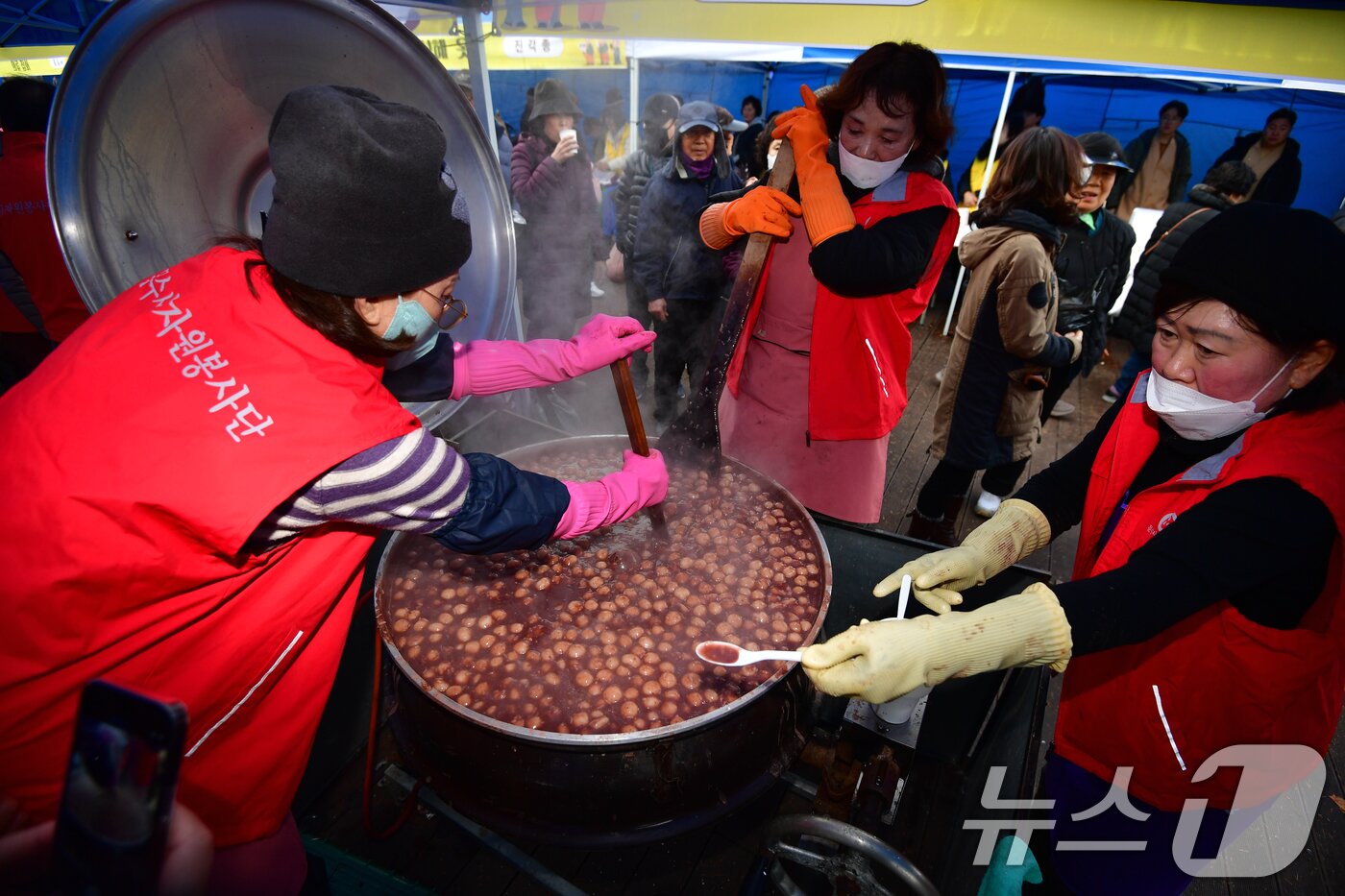 본문 이미지 - 13일 경북 포항시불교사암연합회 문수사 불자들이  남구 대잠동 철길 숲에서 열린 &#39;사랑의 동지 팥죽 나눔&#39; 행사에서 팥죽을 나눠줄 준비를 하고 있다. 2025.12.13/뉴스1 ⓒ News1 최창호 기자