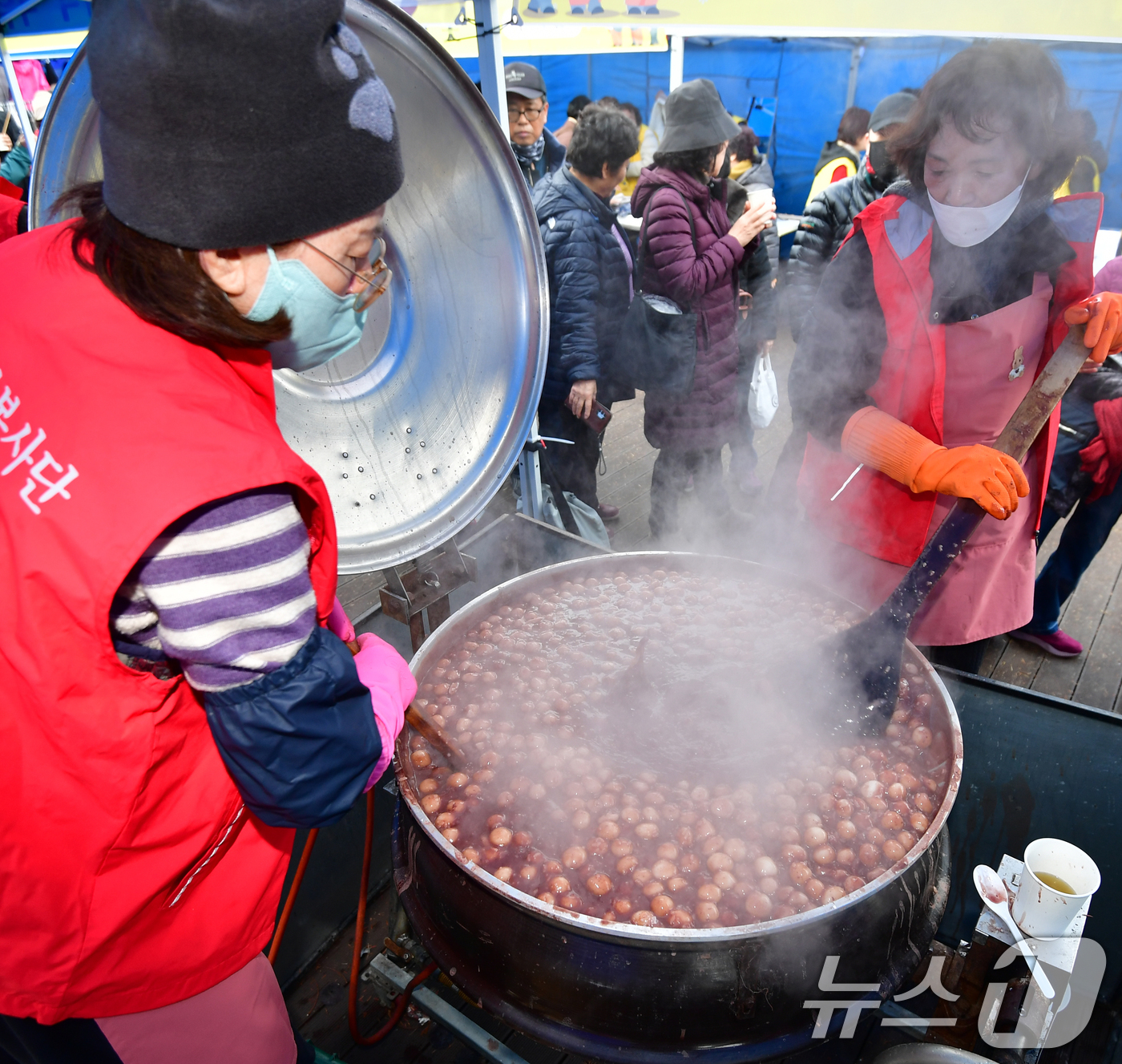 (포항=뉴스1) 최창호 기자 = 13일 경북 포항시불교사암연합회 회원들이 남구 대잠동 철길 숲에서 열린 '사랑의 팥줄 나눔' 행사에서 팥죽을 쑤고 있다. 2025.12.13/뉴스1 …