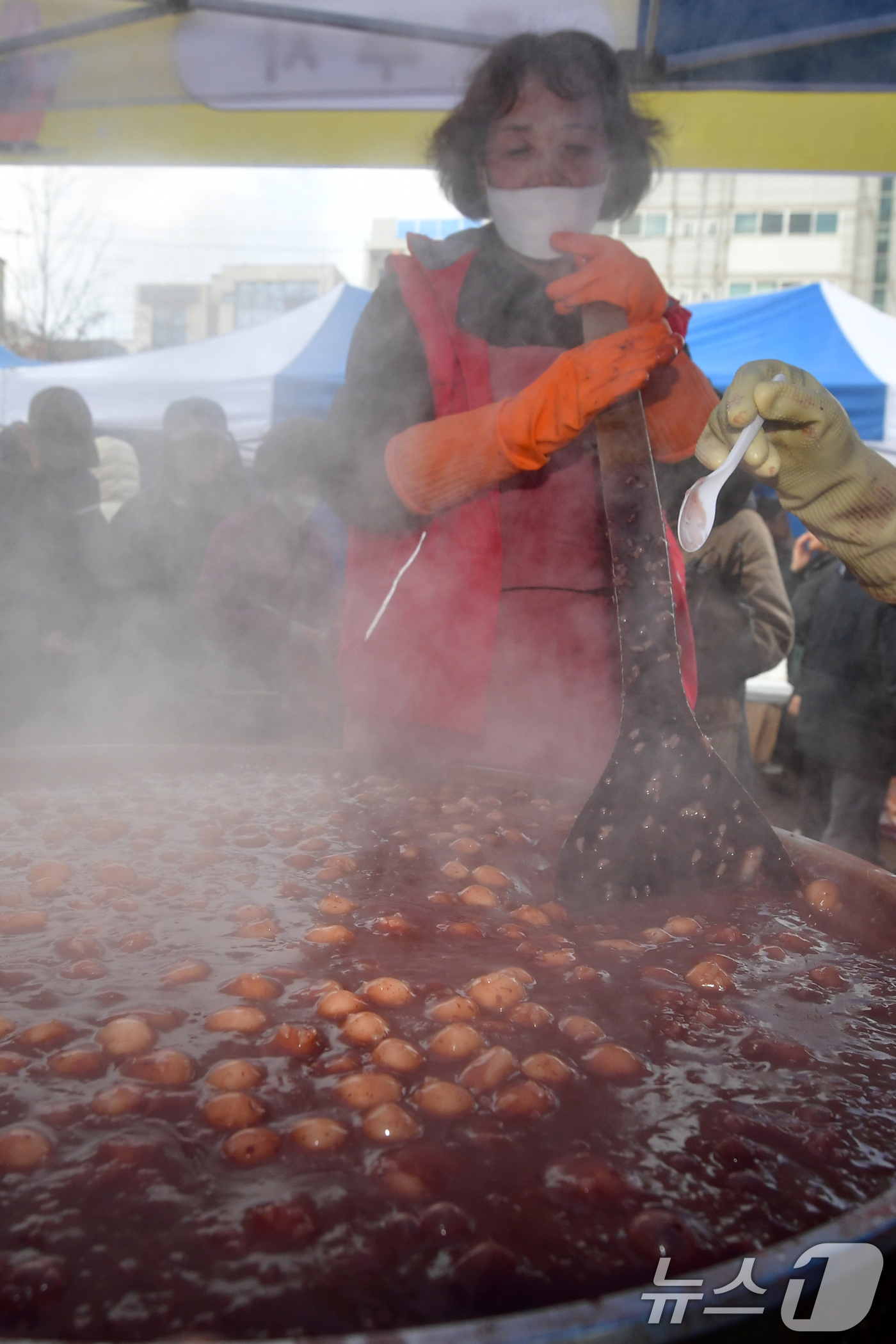 (포항=뉴스1) 최창호 기자 = 13일 경북 포항시불교사암연합회 회원들이 남구 대잠동 철길 숲에서 열린 '사랑의 팥죽 나눔' 행사에서 팥죽을 쑤고 있다.  2025.12.13/뉴스 …