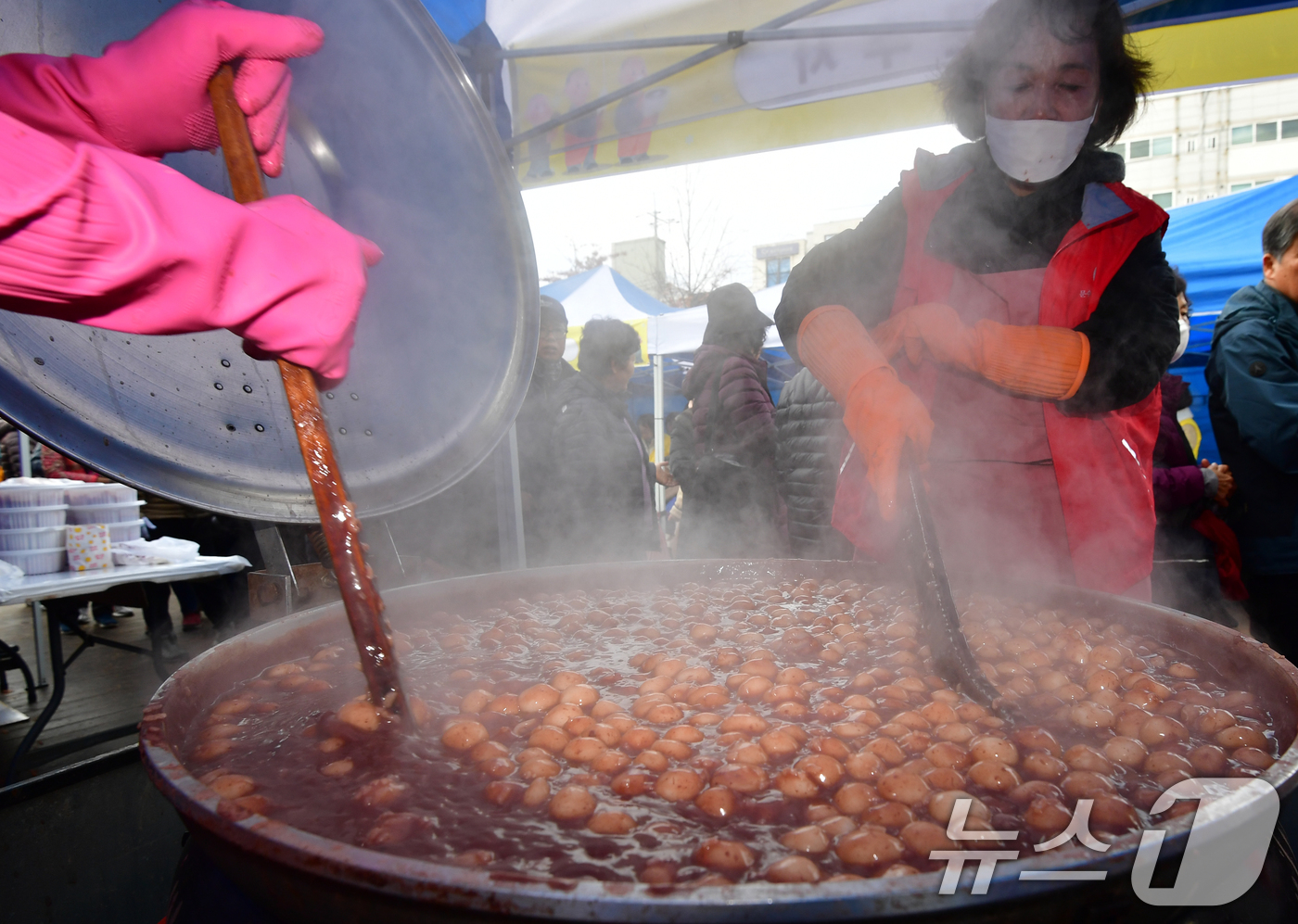 (포항=뉴스1) 최창호 기자 = 13일 경북 포항시불교사암연합회 회원들이 남구 대잠동 철길 숲에서 열린 '사랑의 팥죽 나눔' 행사에서 팥죽을 쑤고 있다. 2025.12.13/뉴스1 …