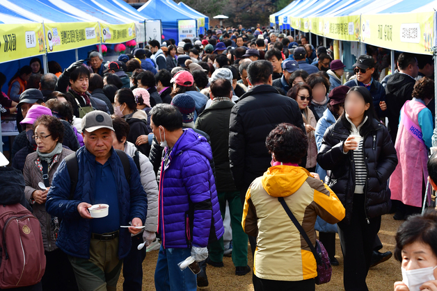 [화보] 포항불교사암연합회 '팥죽 나눔' 행사에 시민들 북적