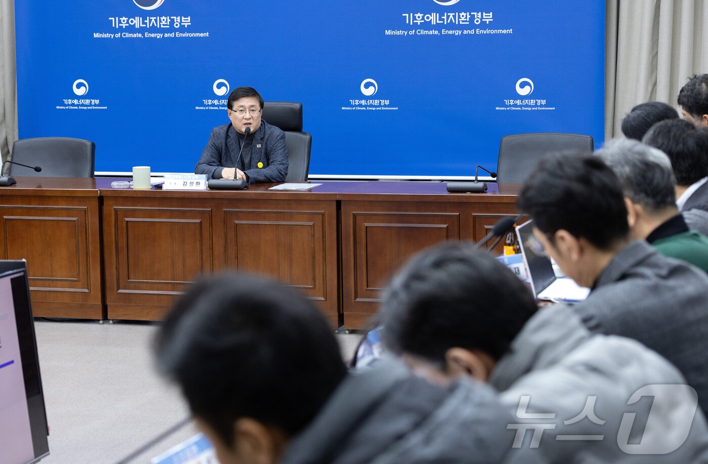 본문 이미지 - 김성환 기후에너지환경부장관이 13일 서울 서초구 한강홍수통제소에서 동서울변환소 관련 하남시 주민들과 간담회를 하고 있다. (기후에너지환경부 제공. 재판매 및 DB 금지) 2025.12.13/뉴스1