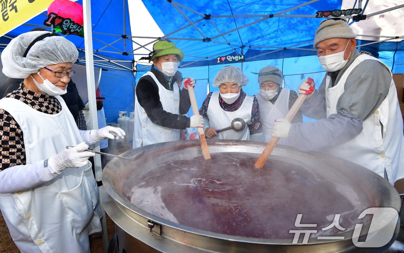 본문 이미지 - 13일 경북 포항시불교사암연합회 회원들이 남구 대잠동 철길 숲에서 열린 &#39;사랑의 팥죽 나눔&#39; 행사에서 팥죽을 쑤고 있다. ⓒ News1 최창호 기자
