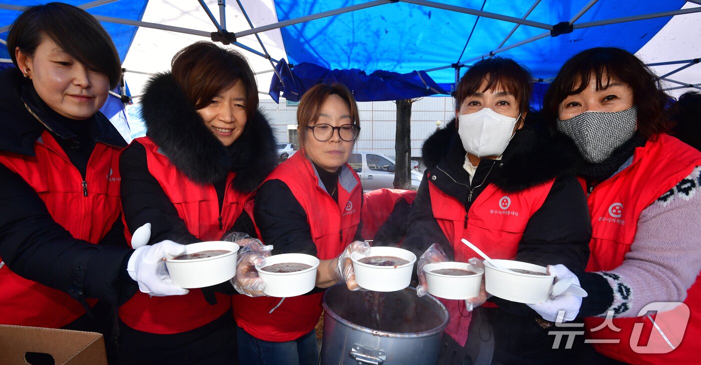 본문 이미지 - 13일 경북 포항시불교사암연합회 문수사 불자들이 남구 대잠동 철길 숲에서 열린 &#39;사랑의 동지 팥죽 나눔&#39; 행사에서 팥죽을 나눠주고 았다 2025.12.13/뉴스1 ⓒ News1 최창호 기자 
