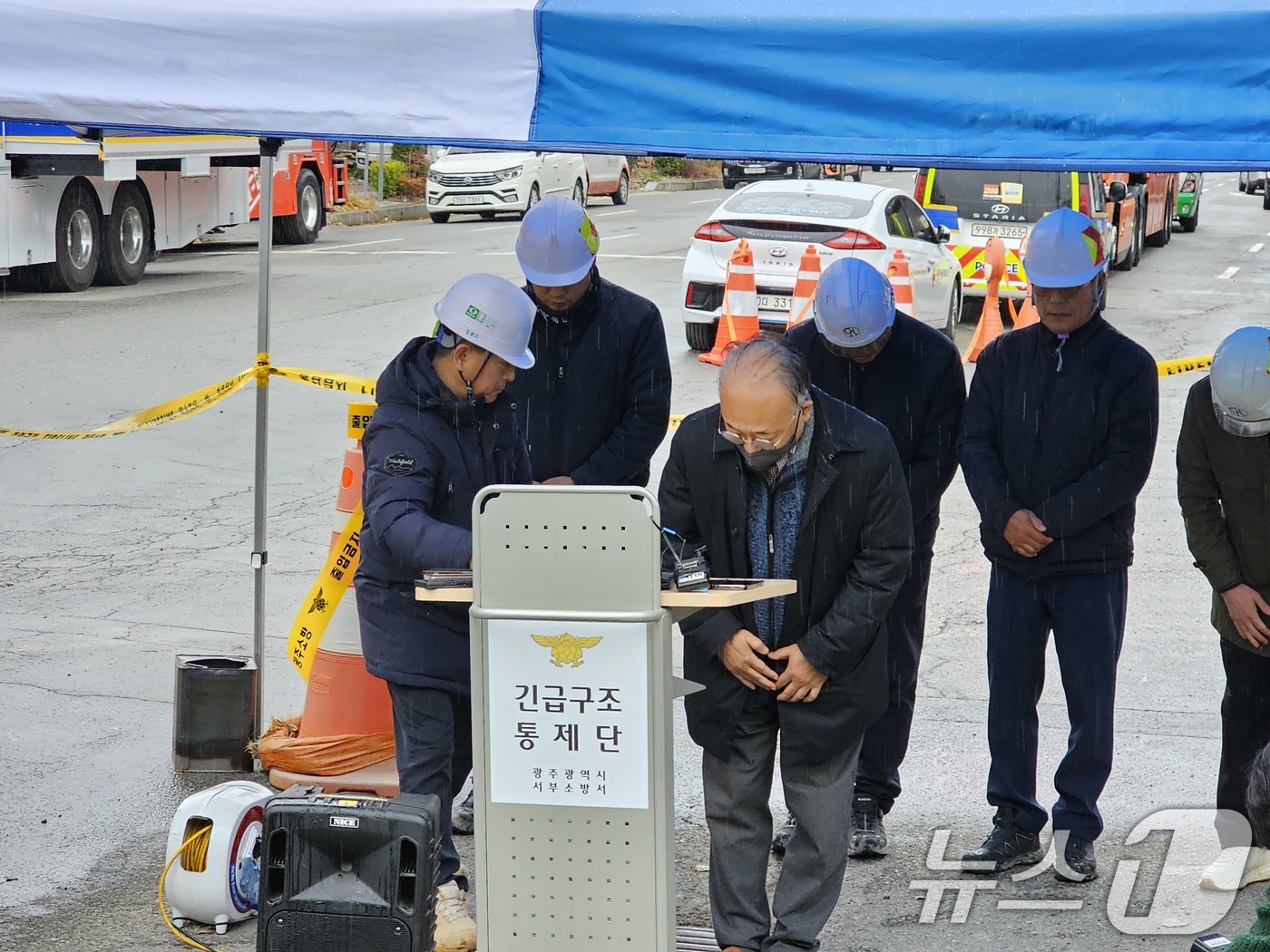 (광주=뉴스1) 최성국 기자 = 붕괴 사고가 발생한 광주대표도서관 시공을 맡은 김찬식 구일종합건설 대표가 13일 광주 서구에 위치한 사고 현장을 찾아 사죄하고 있다. 2025.12 …