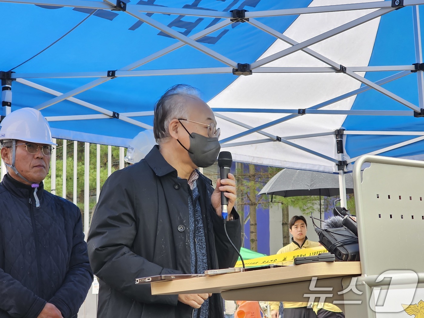 (광주=뉴스1) 최성국 기자 = 붕괴 사고가 발생한 광주대표도서관 시공을 맡은 김찬식 구일종합건설 대표가 13일 광주 서구에 위치한 사고 현장을 찾아 사죄하고 있다. 2025.12 …