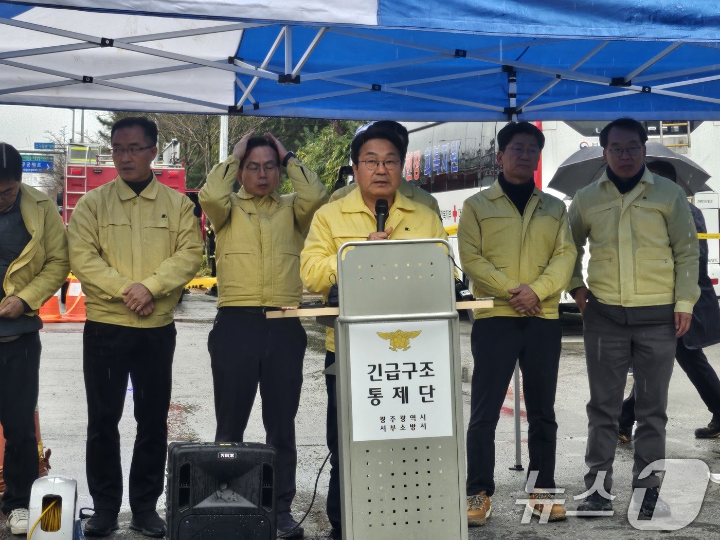 (광주=뉴스1) 이수민 기자 = 강기정 광주시장이 13일 광주 서구 치평동(상무지구) 광주대표도서관 건립 현장에서 브리핑하고 있다. 해당 현장에서는 지난 11일 붕괴사고 가 발생해 …