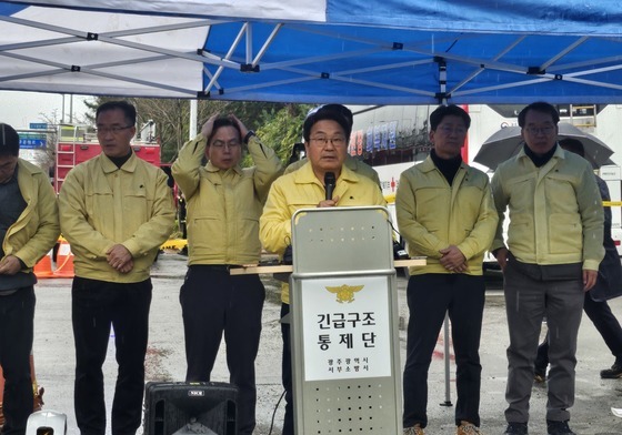 강기정 광주시장, 도서관 붕괴 현장 찾아 "시민들에 큰 심려…죄송"