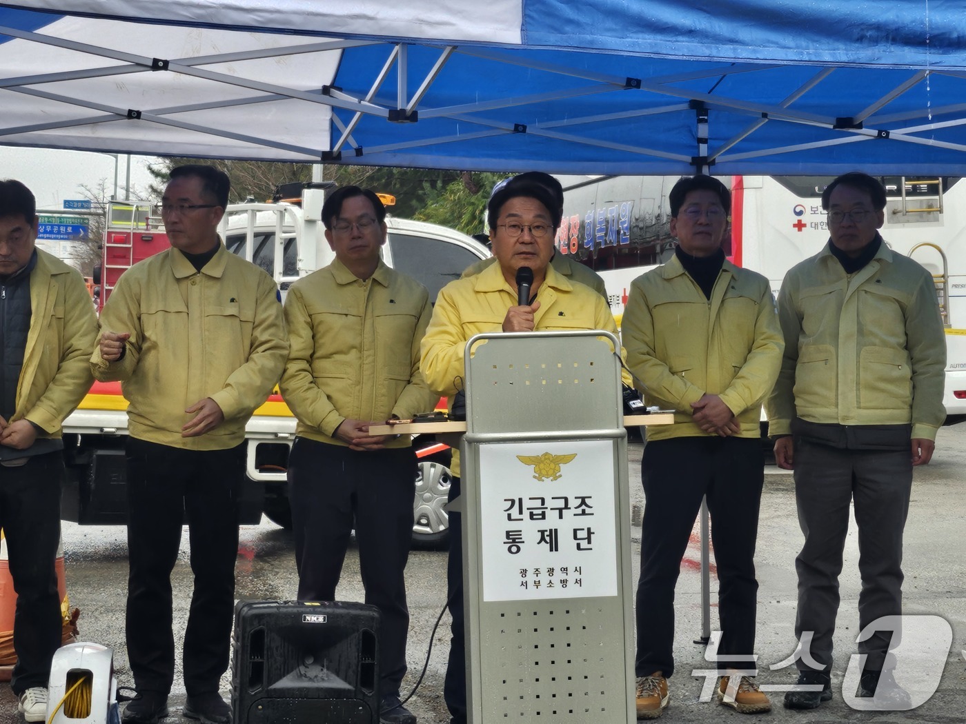 (광주=뉴스1) 이수민 기자 = 강기정 광주시장이 13일 광주 서구 치평동(상무지구) 광주대표도서관 건립 현장에서 브리핑하고 있다. 해당 현장에서는 지난 11일 붕괴사고 가 발생해 …