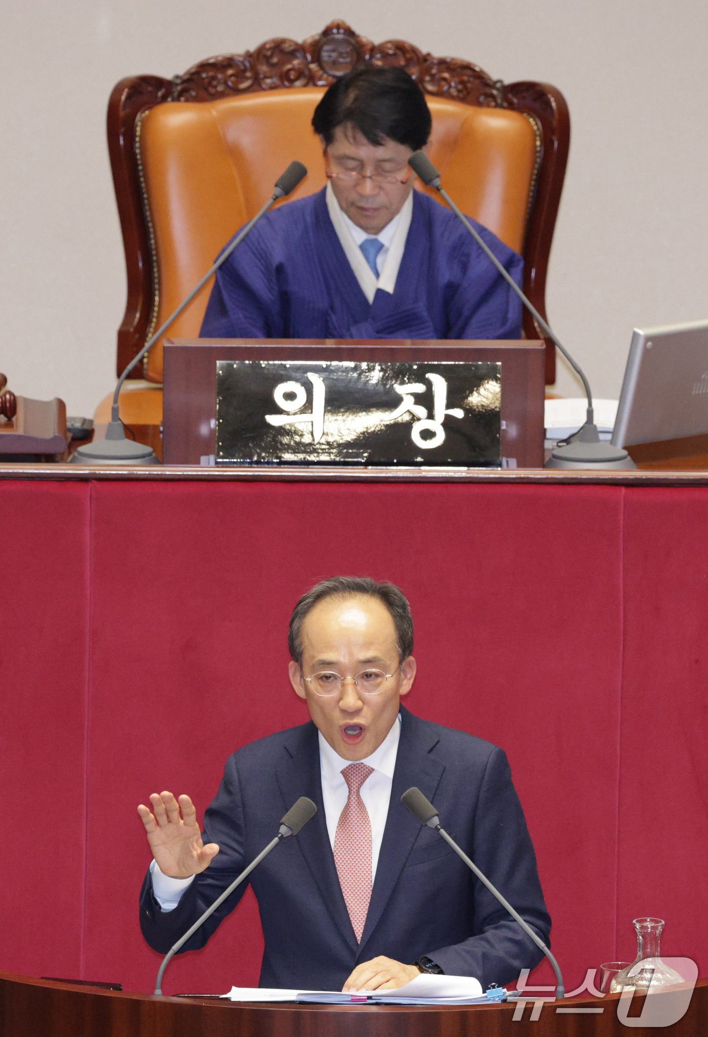 (서울=뉴스1) 신웅수 기자 = 추경호 국민의힘 의원이 13일 서울 여의도 국회에서 열린 제430회국회(임시회) 제1차 본회의에서 은행법 일부개정법률안에 대한 무제한 토론(필리버스 …