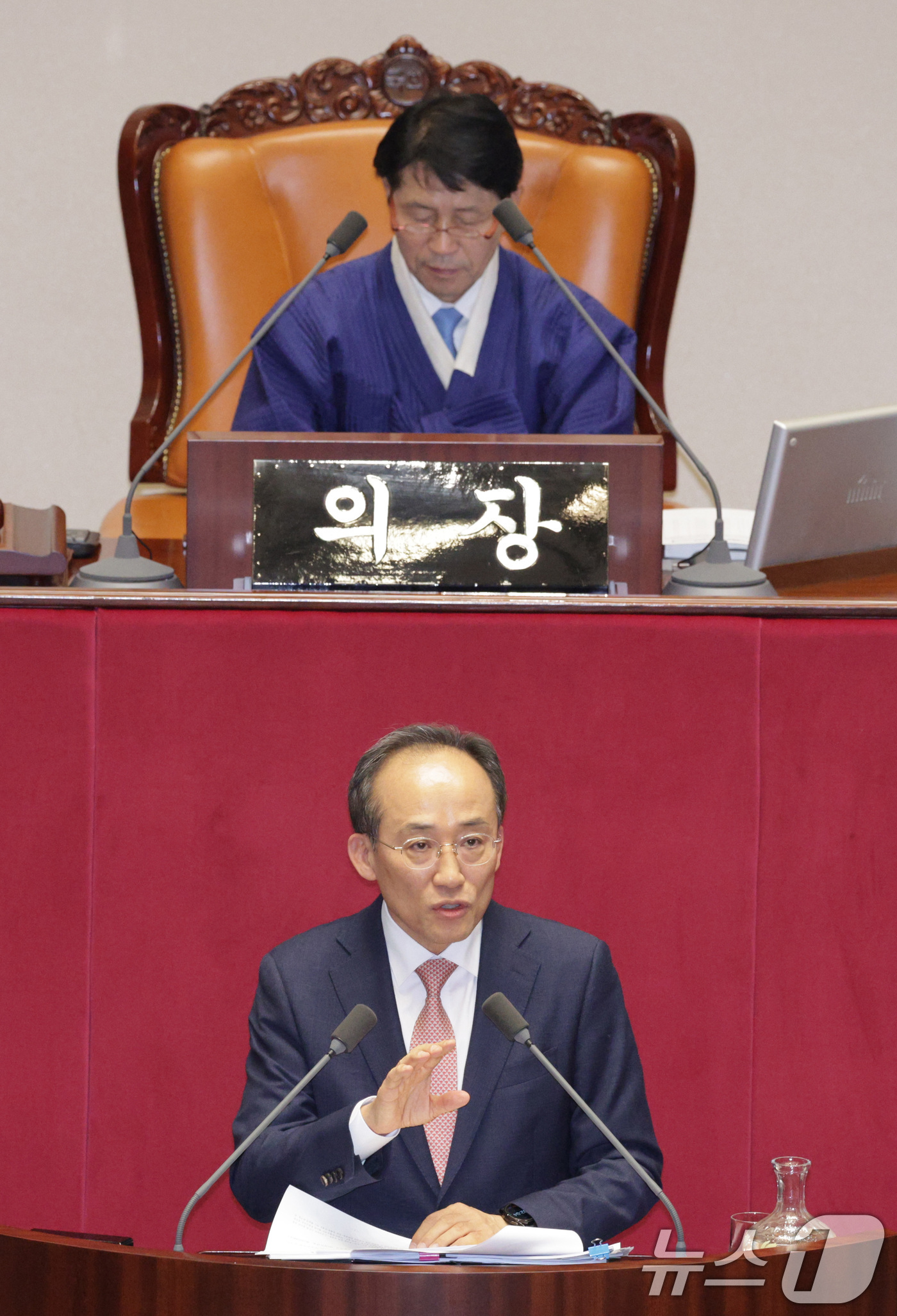 (서울=뉴스1) 신웅수 기자 = 추경호 국민의힘 의원이 13일 서울 여의도 국회에서 열린 제430회국회(임시회) 제1차 본회의에서 은행법 일부개정법률안에 대한 무제한 토론(필리버스 …