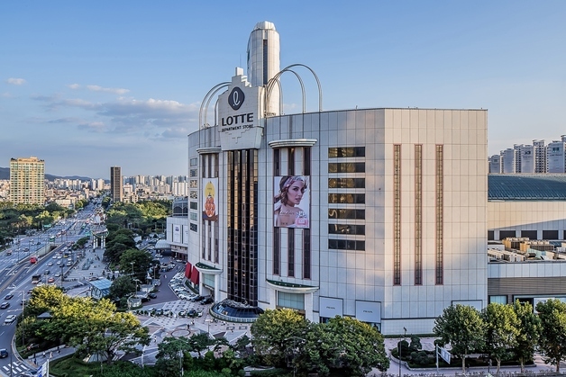 롯데백화점, '노조 몸자보' 손님 제지 사과…"부적절한 조치"