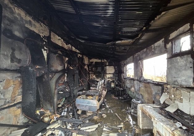 '난로에 기름 넣다가 그만 …' 서천 이발소 화재