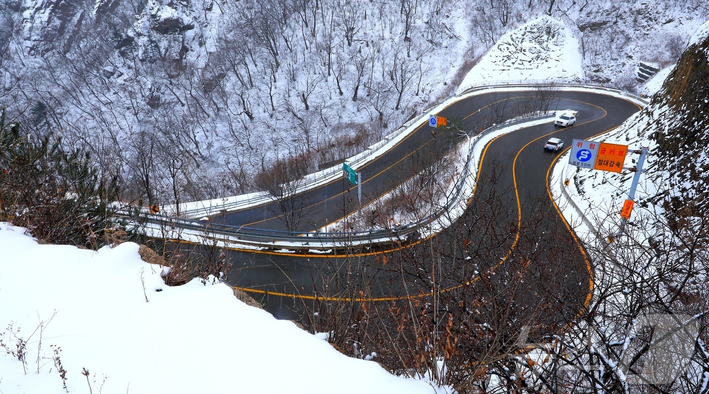 (인제=뉴스1) 이종재 기자 = 13일 기상청이 영서북부를 중심으로 대설주의보를 발효한 가운데 강원 인제군 한계령 일원에 많은 눈이 내려 쌓였다.(인제군 제공. 재판매 및 DB금지 …