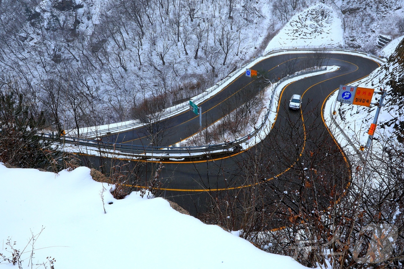 (인제=뉴스1) 이종재 기자 = 13일 기상청이 영서북부를 중심으로 대설주의보를 발효한 가운데 강원 인제군 한계령 일원에 많은 눈이 내려 쌓였다.(인제군 제공. 재판매 및 DB금지 …