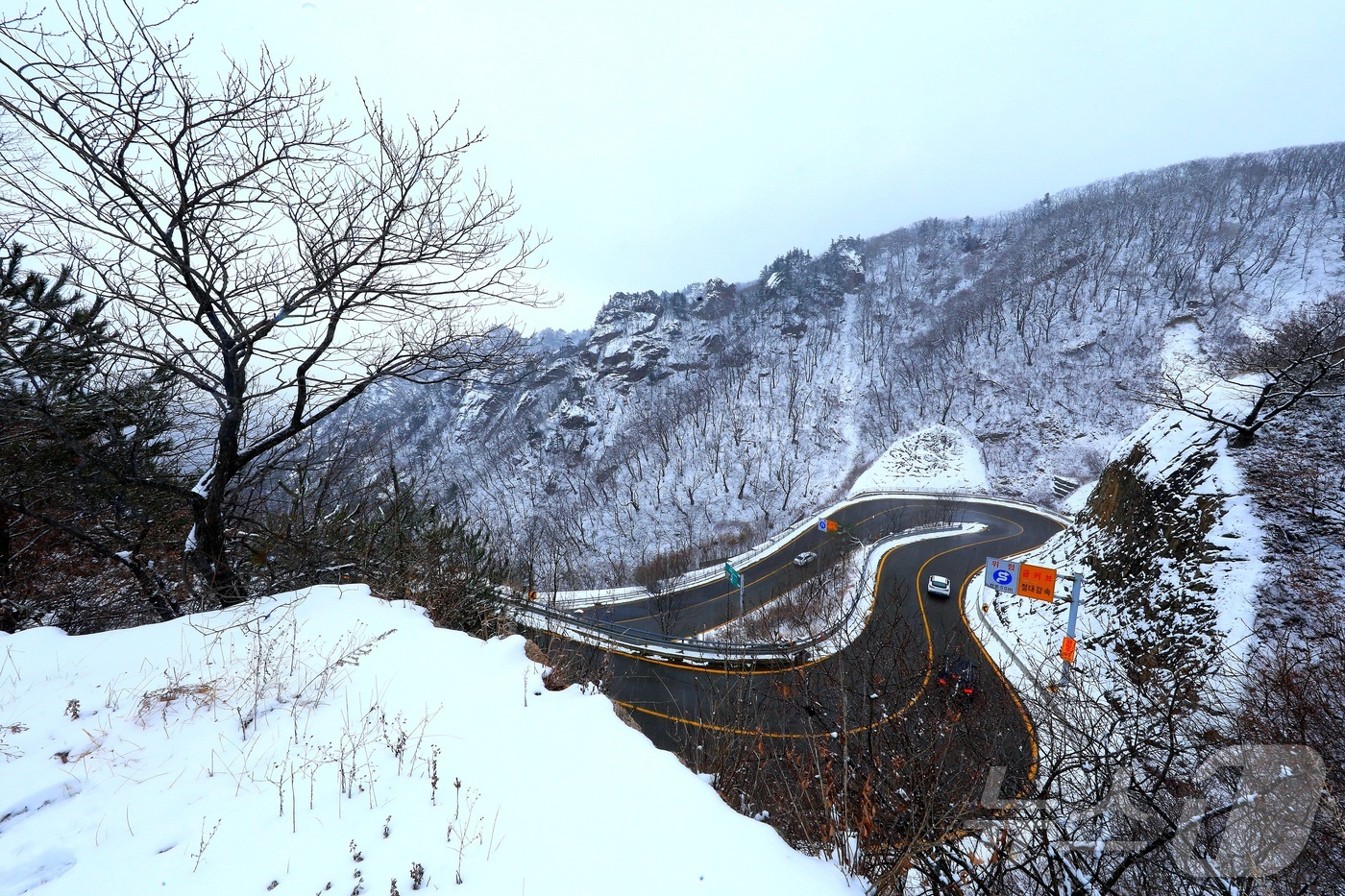 (인제=뉴스1) 이종재 기자 = 13일 기상청이 영서북부를 중심으로 대설주의보를 발효한 가운데 강원 인제군 한계령 일원에 많은 눈이 내려 쌓였다.(인제군 제공. 재판매 및 DB금지 …