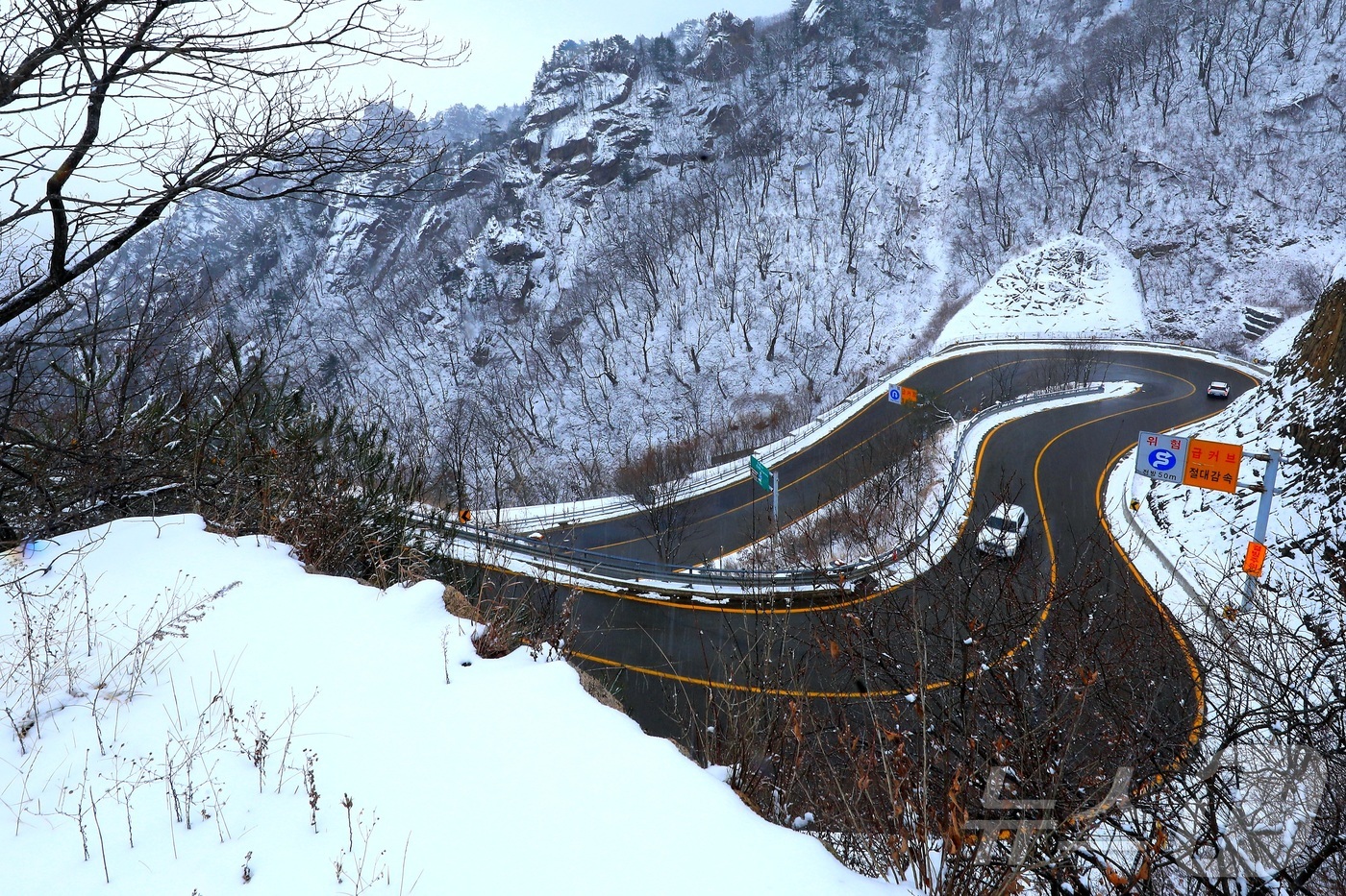 (인제=뉴스1) 이종재 기자 = 13일 기상청이 영서북부를 중심으로 대설주의보를 발효한 가운데 강원 인제군 한계령 일원에 많은 눈이 내려 쌓였다.(인제군 제공. 재판매 및 DB금지 …