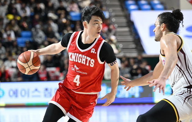 SK, '디펜딩 챔피언' LG에 22점 차 대승…단독 5위 도약