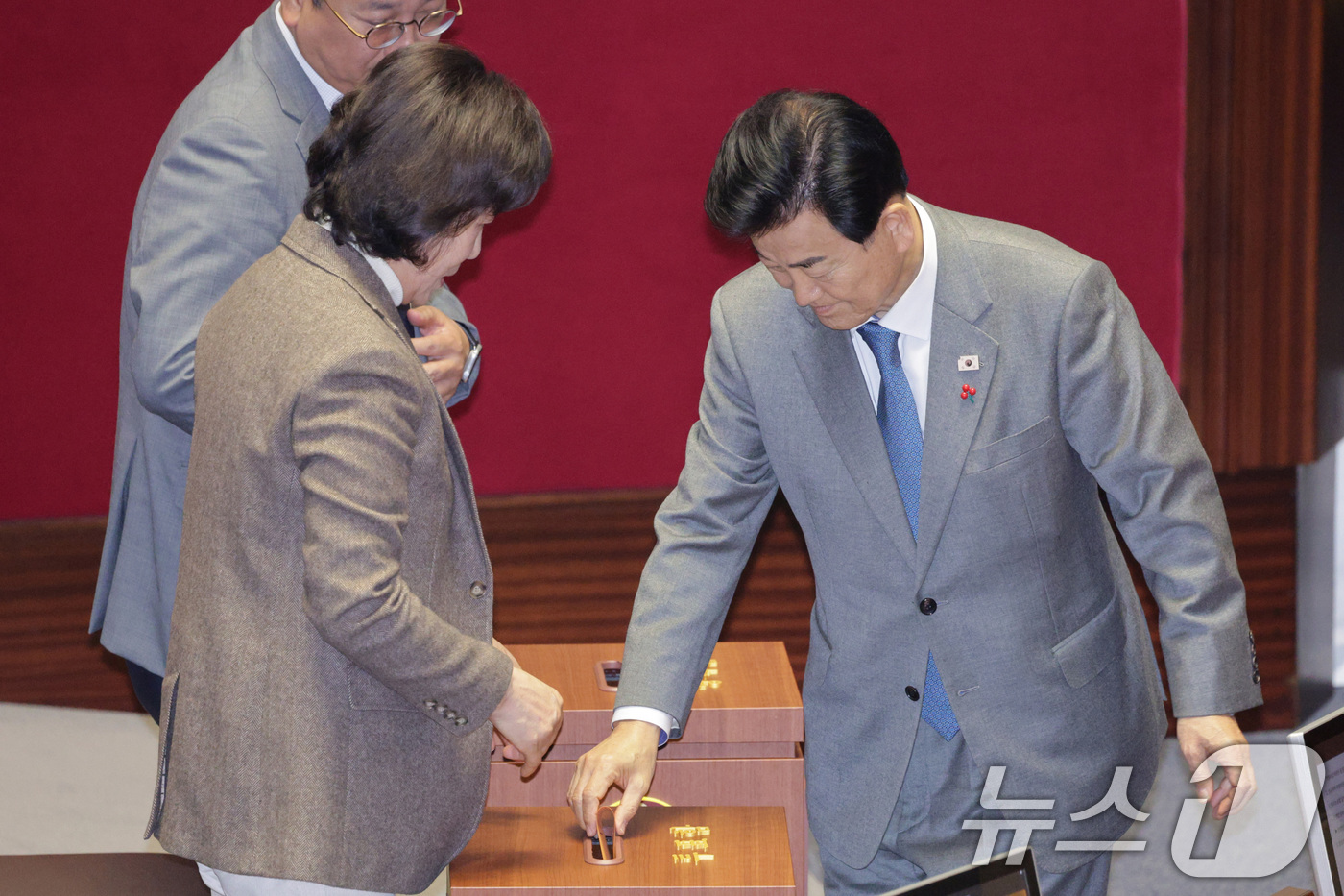 (서울=뉴스1) 신웅수 기자 = 더불어민주당 의원인 정동영 통일부 장관이 13일 서울 여의도 국회에서 열린 제430회국회(임시회) 제1차 본회의에서 은행법 일부개정법률안에 대한 무 …