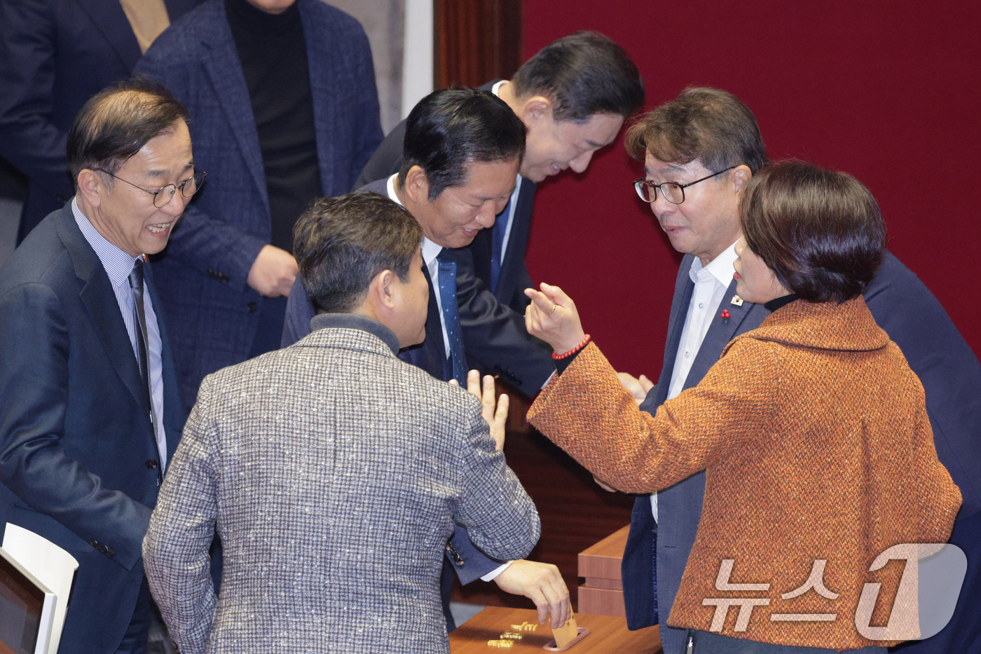 (서울=뉴스1) 신웅수 기자 = 정청래 더불어민주당 대표와 김병기 원내대표가 13일 서울 여의도 국회에서 열린 제430회국회(임시회) 제1차 본회의에서 은행법 일부개정법률안에 대한 …