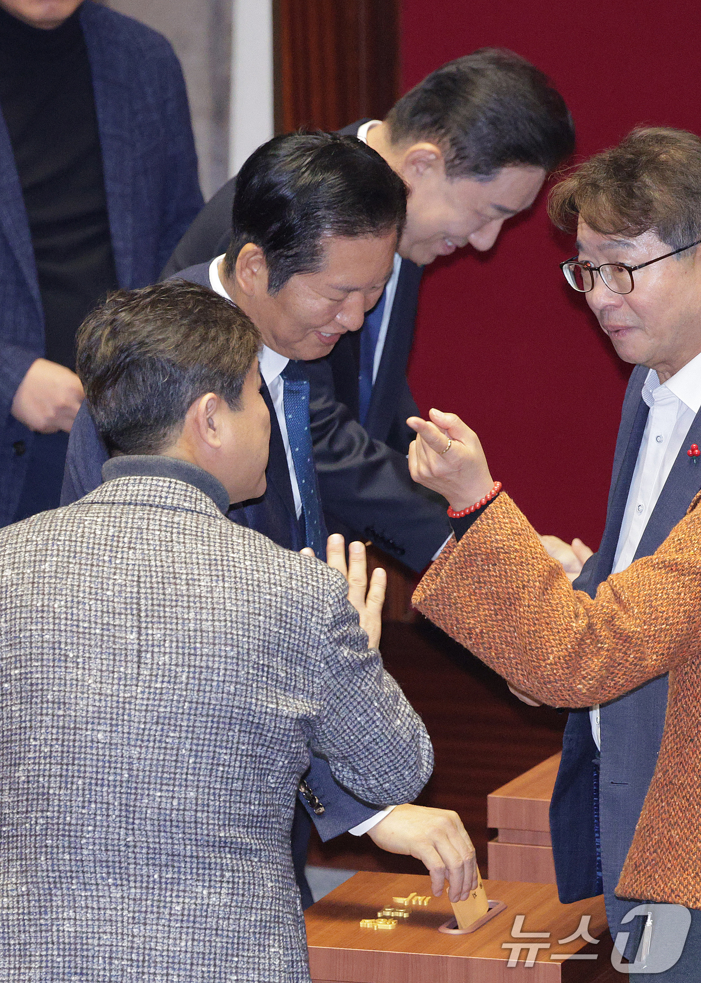 (서울=뉴스1) 신웅수 기자 = 정청래 더불어민주당 대표와 김병기 원내대표가 13일 서울 여의도 국회에서 열린 제430회국회(임시회) 제1차 본회의에서 은행법 일부개정법률안에 대한 …