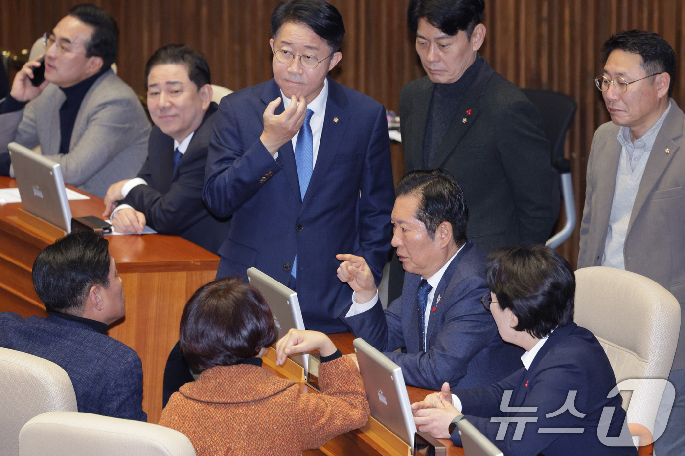 (서울=뉴스1) 신웅수 기자 = 정청래 더불어민주당 대표가 13일 서울 여의도 국회에서 열린 제430회국회(임시회) 제1차 본회의에서 의원들과 대화하고 있다. 2025.12.13/ …