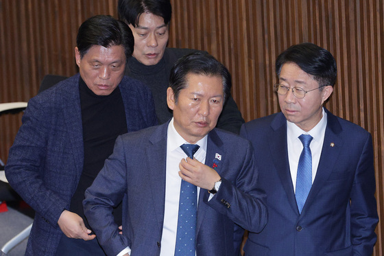 넥타이 고쳐매는 정청래 대표