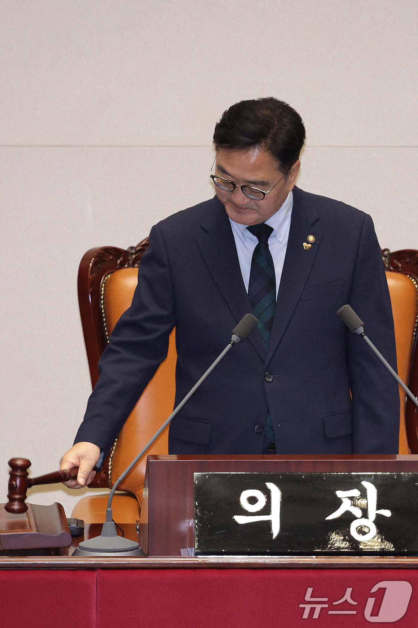 (서울=뉴스1) 신웅수 기자 = 우원식 국회의장이 13일 서울 여의도 국회에서 열린 제430회국회(임시회) 제1차 본회의에서 은행법 일부개정법률안을 가결시키고 있다. 2025.12 …