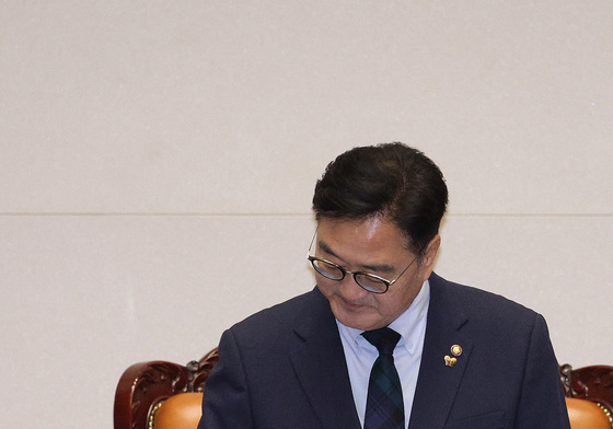 은행법 개정안  통과시키는 우원식 의장