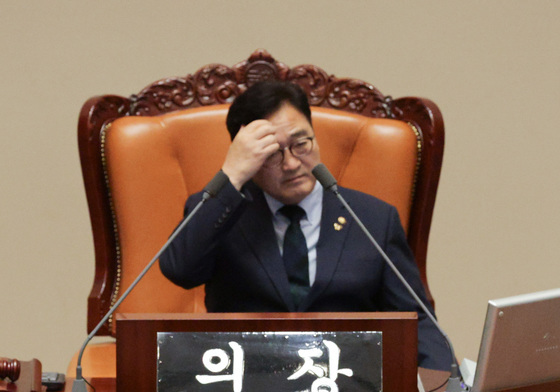 이어지는 필리버스터에 지치는 우원식 의장