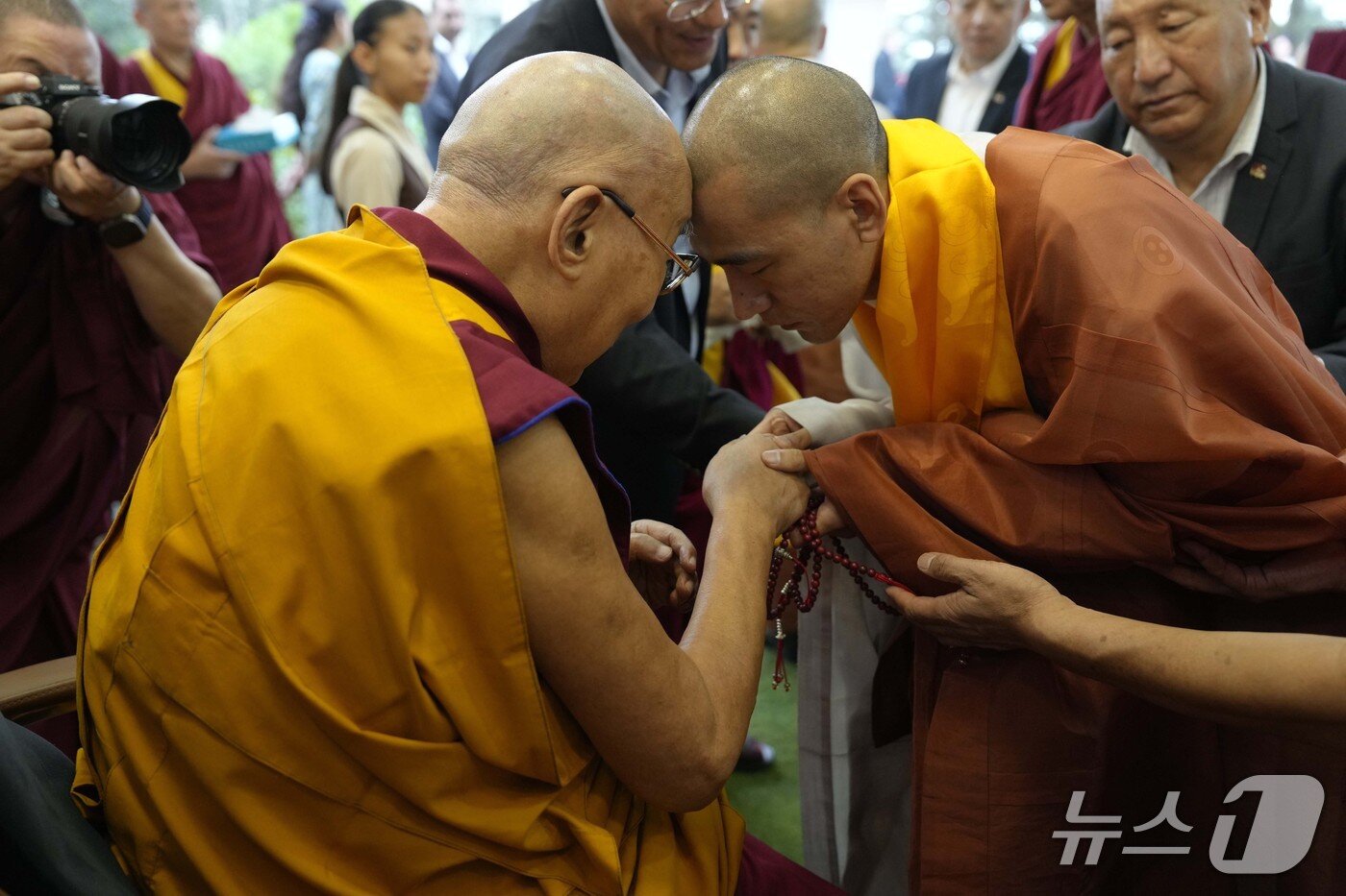 본문 이미지 - 14대 달라이 라마와 교감을 나누는 인공 스님 &#40;사진=인공 스님&#41; /뉴스1 ⓒ News1