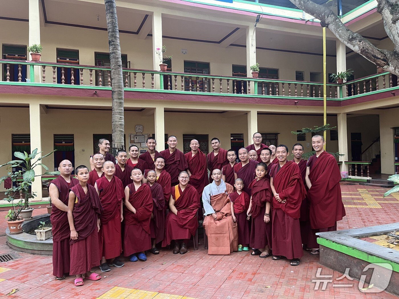 본문 이미지 - 인공 스님과 그의 고국의 스님들 &#40;사진=인공 스님 제공&#41; /뉴스1 ⓒ News1