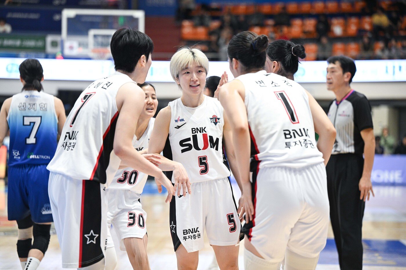 본문 이미지 - 부산 BNK 선수들. &#40;WKBL 제공&#41;