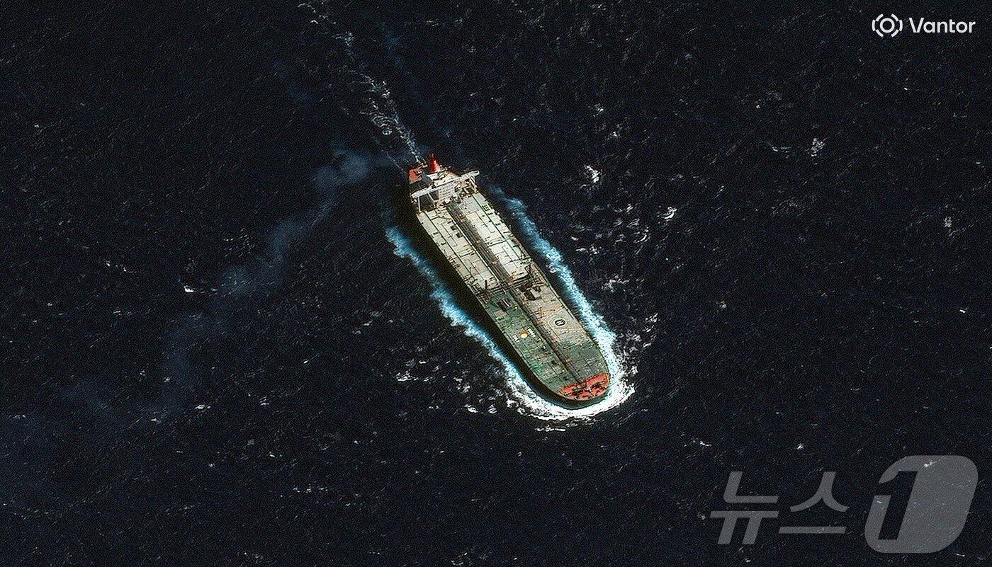 본문 이미지 - 12월 12일(현지시간) 카리브해 과들루프 북부에서 포착된 유조선 '스키퍼'의 위성사진. 미군은 지난 10일 베네수엘라 연안에서 제재 대상이었던 스키퍼를 나포했다. 사진은 미국 우주 기업 반토르 제공. 2025.12.12 ⓒ 로이터=뉴스1 ⓒ News1 김지완 기자