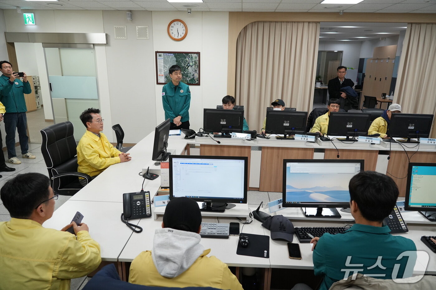 본문 이미지 - 육동한 춘천시장이 13일 시청 재난안전실을 찾아 대설 특보에 따른 안전 관리 대책을 보고 받고  철저한 대응을 주문했다.(춘천시 제공, 재판매 및 DB금지)