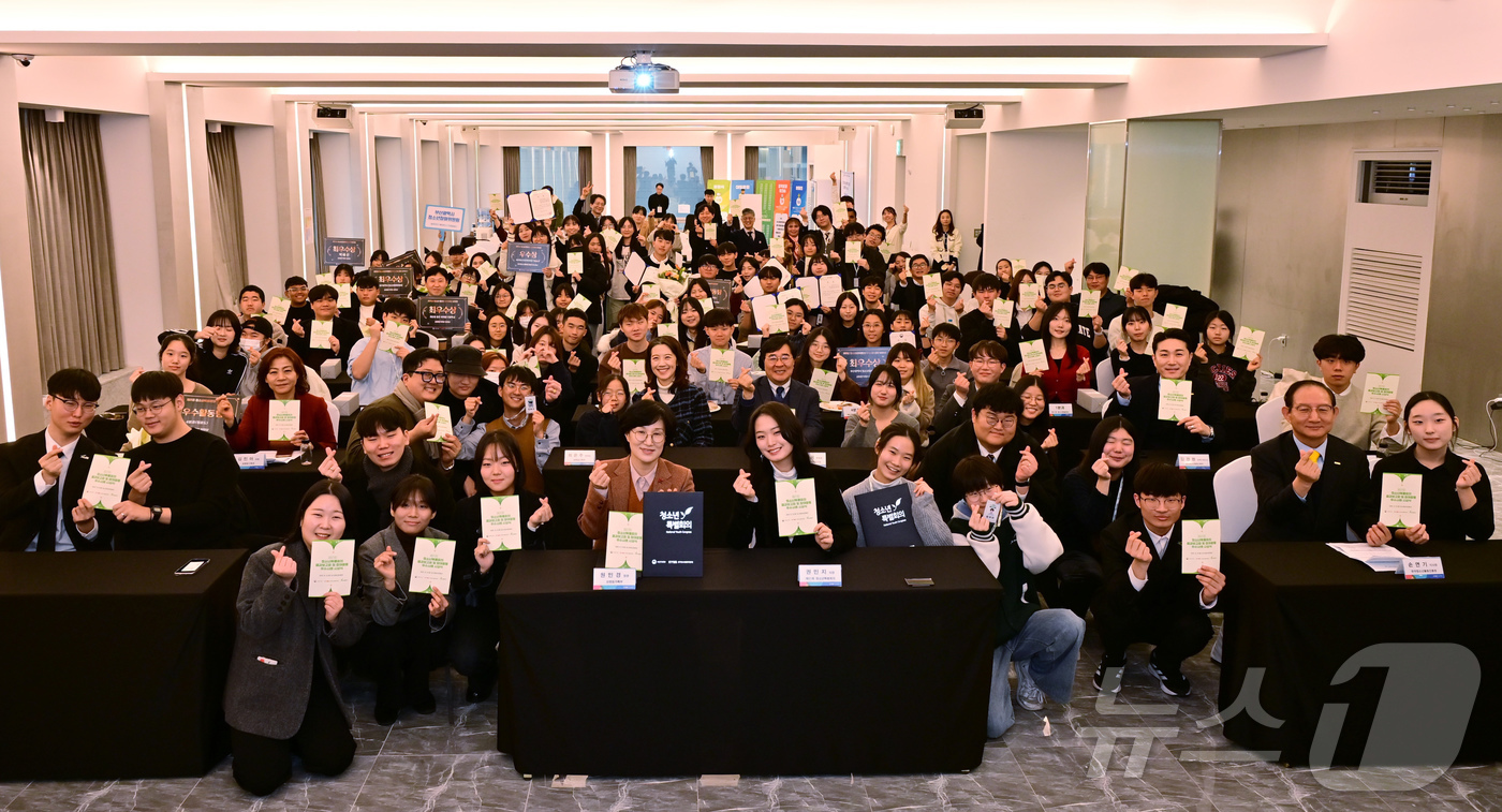 (서울=뉴스1) = 원민경 성평등가족부 장관이 13일 오후 서울 피스앤파크 컨벤션에서 열린 제21회 청소년특별회의 결과보고회 및 참여활동 우수사례 시상식을 마친 뒤 참가자들과 함께 …