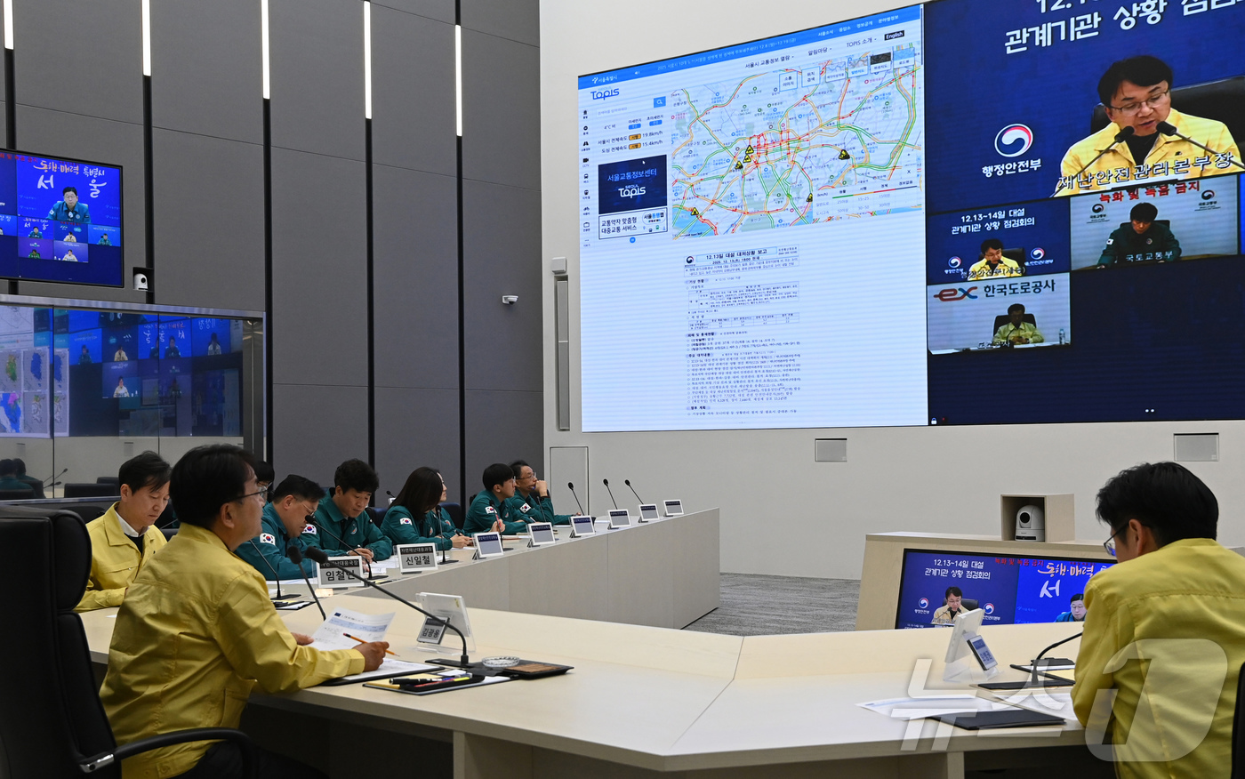 (서울=뉴스1) = 김광용 행정안전부 재난안전관리본부장이 13일 정부세종청사 중앙재난안전상황실에서 대설 예보에 따른 관계기관 상황점검회의를 주재하고 있다. (행정안전부 제공. 재판 …
