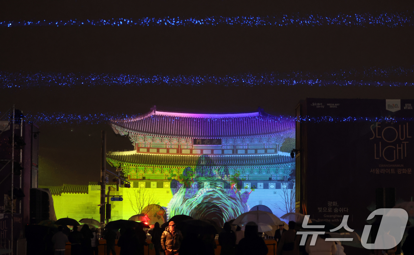 (서울=뉴스1) 김명섭 기자 = 13일 오후 서울 광화문광장에서 시민들이 눈을 맞으며 윈터페스타를 즐기고 있다.윈터페스타는 2026년 1월 4일까지 광화문·청계천·DDP·서울광장· …