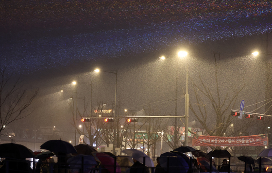 하얀 눈 덮인 광화문광장, 윈터페스타 즐기는 시민들