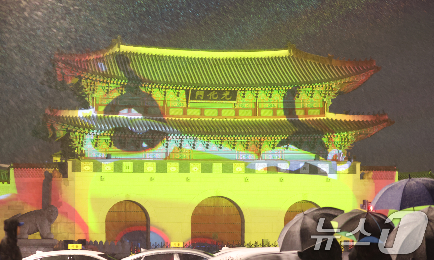 (서울=뉴스1) 김명섭 기자 = 13일 오후 서울 광화문광장에서 시민들이 눈을 맞으며 윈터페스타를 즐기고 있다.윈터페스타는 2026년 1월 4일까지 광화문·청계천·DDP·서울광장· …