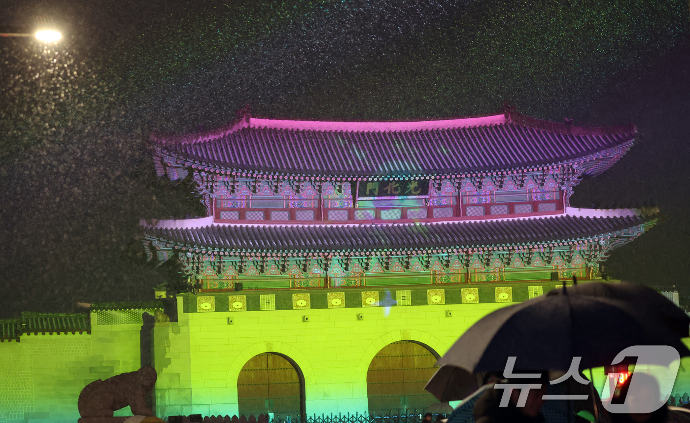 (서울=뉴스1) 김명섭 기자 = 13일 오후 서울 광화문광장에서 시민들이 눈을 맞으며 윈터페스타를 즐기고 있다.윈터페스타는 2026년 1월 4일까지 광화문·청계천·DDP·서울광장· …