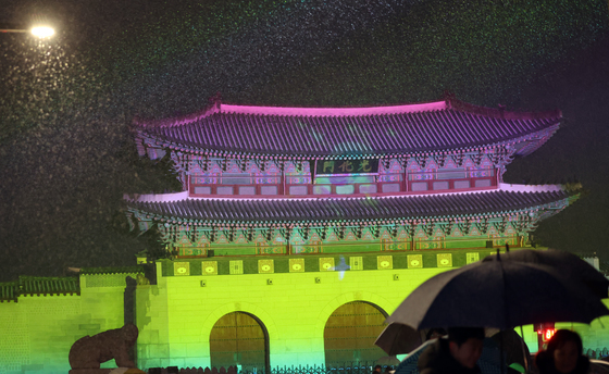 눈발 날리는 광화문, 시민들 겨울 축제 나들이