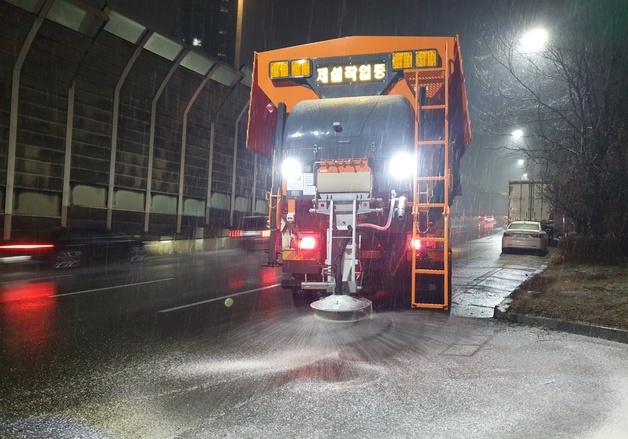 "블랙아이스 막아라"…수원시 '제설제 302톤' 살포