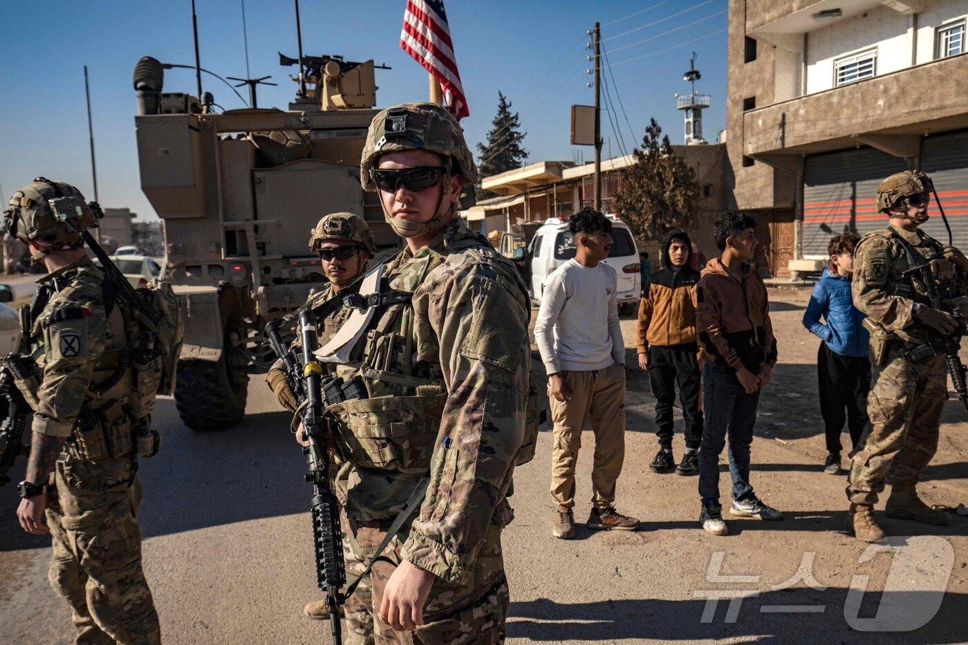 본문 이미지 - 시리아 북동부를 순찰 중인 미군. 2025.01.09 ⓒ AFP=뉴스1 ⓒ News1 이지예 객원기자
