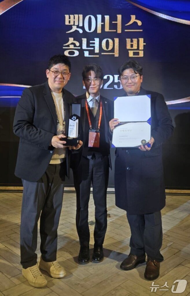 본문 이미지 - SNC동물메디컬센터는 8일 &#39;2025 벳아너스 어워즈&#39;에서 올해의 병원 중 대상에 선정됐다&#40;동물병원 제공&#41;. ⓒ 뉴스1