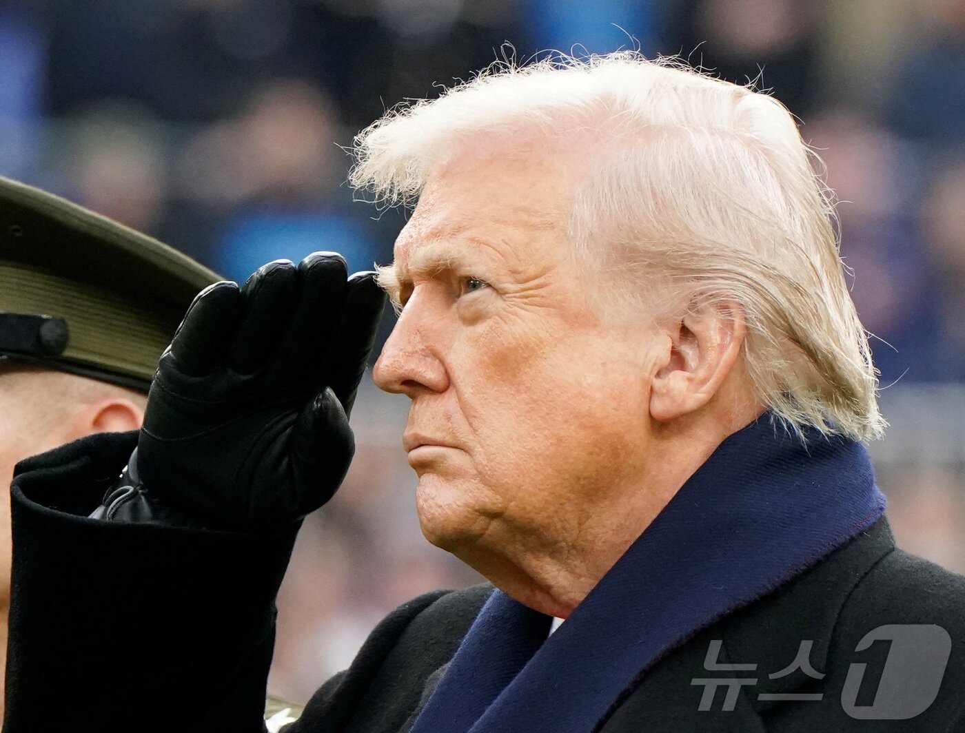 본문 이미지 - 도널드 트럼프 미국 대통령이 13일&#40;현지시간&#41; 메릴랜드주 볼티모어 M&T 뱅크 스타디움에서 열린 육군 대 해군 풋볼 경기에 앞서 미국 국가가 연주되는 동안 거수경례를 하고 있다. 트럼프 대통령은 이날 경기 참관을 위해 워싱턴DC 백악관을 나서며 시리아에서 이슬람 극단주의 무장단체 이슬람국가&#40;IS&#41; 총격수의 매복 공격으로 미군 2명과 통역사 1명 등 미국인 3명이 사망한 사건과 관련, &#34;우리는 보복할 것＂이라고 밝혔다. 2025.12.13. ⓒ 로이터=뉴스1 ⓒ News1 류정민 특파원