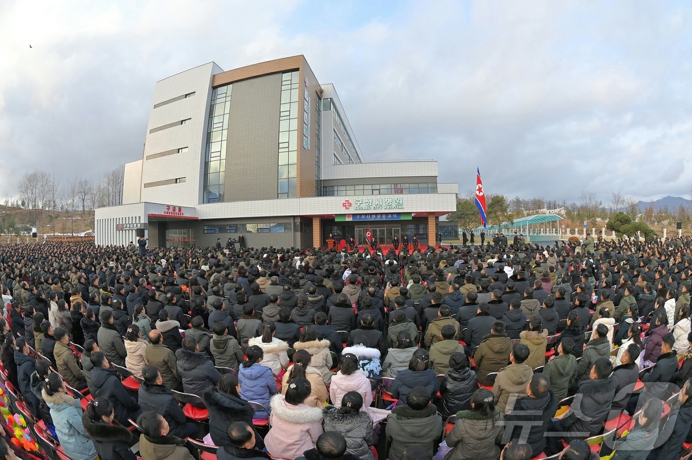 (평양 노동신문=뉴스1) = 북한 노동당 기관지 노동신문은 전날인 13일 구성시 병원 준공식이 김정은 당 총비서의 참석하에 성대히 진행됐다고 14일 보도했다. [국내에서만 사용가능 …